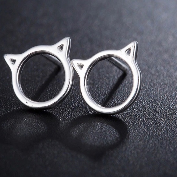 🔴 5/$20 Dainty cat earrings NEW - Picture 3 of 5